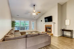 ★Lawrenceville, NO stairs, 4br, sleeps 11!★ - Image 2