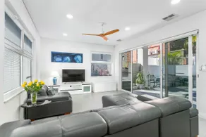 LUXURY POOL VILLA • 3 King Bed Suites • Walk to beaches and Fremantle City - Image 3