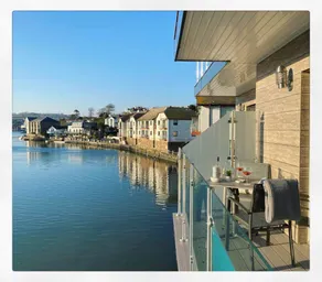 3 The Boatyard - Luxurious waterside 4 bed townhouse, lift, parking - Image 2