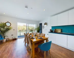 3 The Boatyard - Luxurious waterside 4 bed townhouse, lift, parking - Image 5