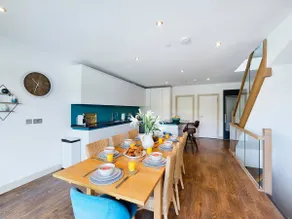 3 The Boatyard - Luxurious waterside 4 bed townhouse, lift, parking - Image 4