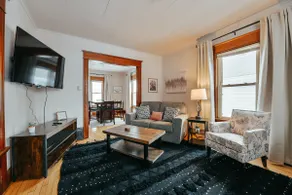 Group friendly, 3 bedrm Home/Comfort & Convenience - Image 3