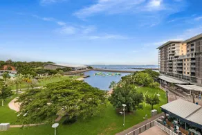 'Waterfront Wonder' Expansive Indoor-Outdoor Haven - Image 4