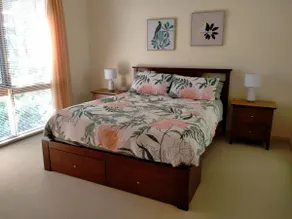 Sunny & spacious coastal retreat - Image 4