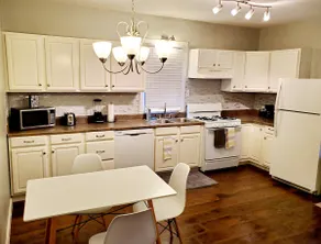 Modern 1 bd Apartment Minutes from Denton Square - Image 4