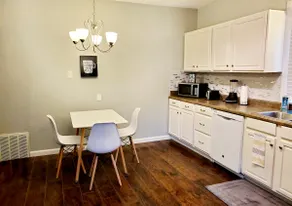 Modern 1 bd Apartment Minutes from Denton Square - Image 3
