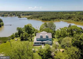 Spacious Gorgeous Waterfront Home With Sunset View - Image 5