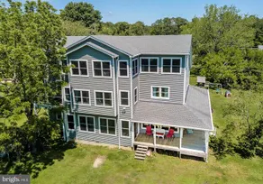 Spacious Gorgeous Waterfront Home With Sunset View - Image 2