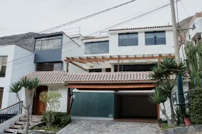 City home with pool, bbq, pizza oven, amenities - Image 2