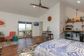 Fox Den Studio, Lake View, Location, location! - Image 3