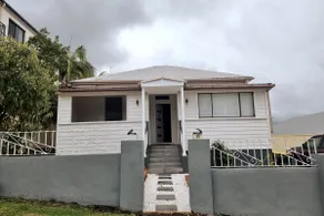 Walkable to hospital CBD Home with Free Parking - Image 4