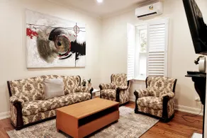 Walkable to hospital CBD Home with Free Parking - Image 3