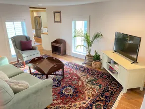 Farmhouse Retreat Upstairs | Walk to Downtown| - Image 4