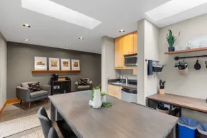 Modern condo w/ ocean views, walk to restaurants - Image 5