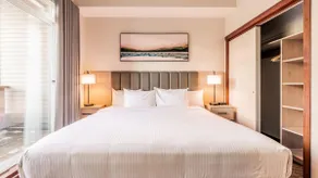Two Bedroom Suite ● Full Kitchen ● Wifi ● Parking - Image 4