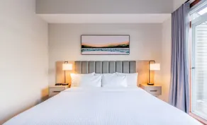 Two Bedroom Suite ● Full Kitchen ● Wifi ● Parking - Image 2