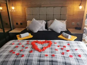 JJs Azelea Lodge With Private Luxury Hot Tub - Image 2