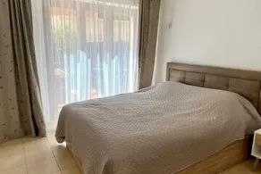 Sunny apartment with big garden in quiet centre - Image 4