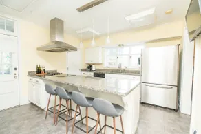 Private Home Spacious + Clean | 3600+sqft | 4bdrm - Image 5