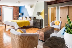 Designer King Loft in Downtown Richmond + Parking - Image 2