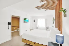 NEW LISTING! Belleza South Beach King Studio - Image 2