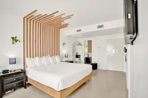 NEW LISTING! Belleza South Beach King Studio - Image 5