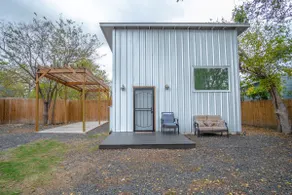 Guest House with Loft Near Downtown - Image 2