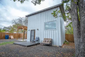 Guest House with Loft Near Downtown - Image 3