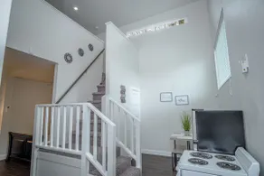 Guest House with Loft Near Downtown - Image 4