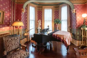 Magnificent Victorian Townhouse with Parking. - Image 2