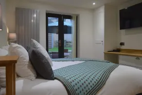 Cedar Lodge 2 ensuite bedroom cottage near Bath - Image 4