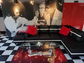 Elvis Experience | Round Bed + Jacuzzi - Image 5
