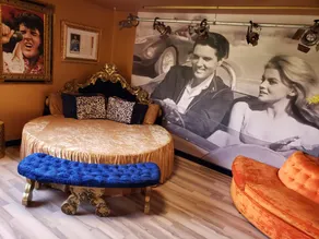Elvis Experience | Round Bed + Jacuzzi - Image 2