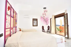 Spectacular villa in Málaga w/ pool and sea views - Image 4