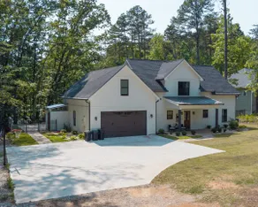 Lake house w/ a pool and Pickleball court - Image 3