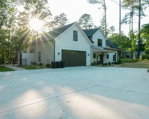 Lake house w/ a pool and Pickleball court - Image 4