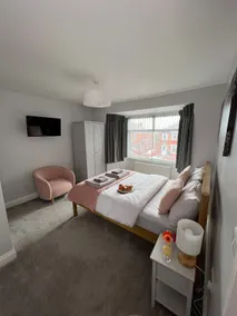 Business/Family 4 Bed/4 Bath Parking +Hot Tub* - Image 3