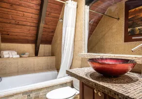 Walk to Beach-Captain's Quarters at Wanderlust Inn - Image 4