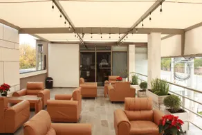 Two-bedroom apartment in a condominium to the north - Image 4