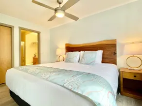 SUNNY BRIGHT King Bed Suite Full Kitchen Free Parking Balcony BBQ Gym - Image 4