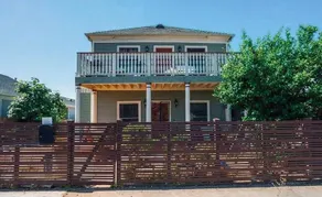 Adorable Urban Top Floor Unit with Victorian Charm - Image 1