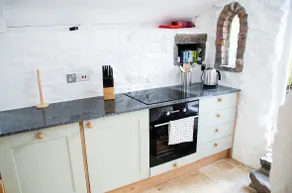 Lovely cottage with private garden - Image 4