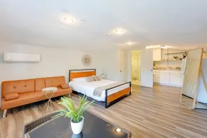 Beautiful Main+Guest House! Walk to Battery/Truist - Image 4