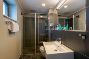 Design apartment with lake view - Image 3