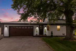 Farmhouse Sleeps 12+ Guests! Starlink Internet! - Image 2