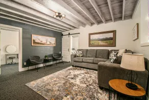Farmhouse Sleeps 12+ Guests! Starlink Internet! - Image 4
