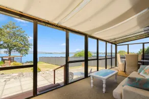 Fabulous Lake Front House-Private lake access - Image 4