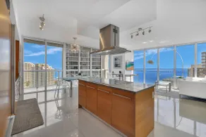 Panoramic Bay View 2BR Condo · Icon Brickell - Image 5