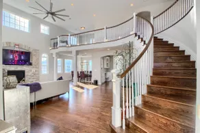 Glamorous Home: Explore and Relax in Style - Image 2