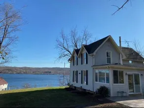 Private house with plenty of land and lakefront. - Image 2